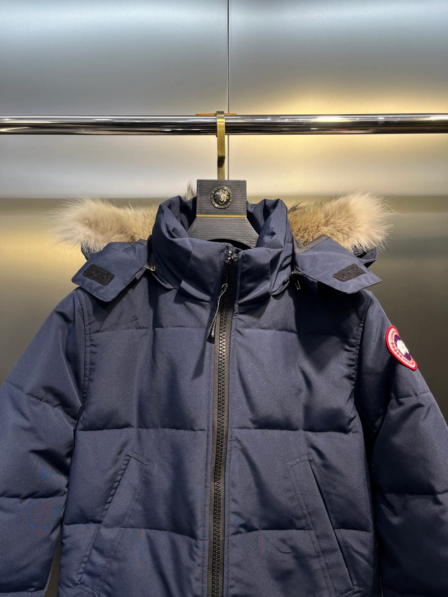 P860 CANADA GOOSE parka 22 styles ➖ Genuine synchronous anti-counterfeiting chip sensor! ➖ Imported 21-count polyester-cotton blended original fabric [last year’s 16-count/18-count hard fabrics have been completely eliminated, this year all use 21-count genuine synchronous fabrics, the soft mid-strap feels delicate and textured], genuine synchronous Feather-Light 10D waterproof coating fabric, made of 84.5 polyester fiber and 15.5 cotton, 100% the best feel in the entire network! ➖ The genuine official website is synchronized with the national standard 80 white duck down, you can check the official website customer service, there will never be a series of misleading claims such as 90 down or goose down! ��� Using the best nylon lining with double double-layer sealing design, velvet-proof No. 7 needle + grid-filled down ready-made garments, there is 100% no so-called velvet running! ➖ The cuffs are designed with thickened seamless threads, and the collar and pockets are lined with top-quality polar fleece to keep you warm and comfortable! ➖ Yoshida YKK provides original custom-made electroplated sliders. YKK two-way lockable zippers are tight and smooth and will not peel off paint! ➖ 3M composite guarantees that the Velcro is the same as the original, durable, and all accessories and hardware are custom-made! ➖ Imported BEHRINGER embroidery machine to customize the 10,000-needle embroidery logo, 98% of which can be reproduced to restore the original logo. You can check and compare on the official website! ➖ The fur collars are all made of large pieces of Western Canadian blue wolf hide, ensuring that each fur collar is 13-15cm wide! size：xs-xl